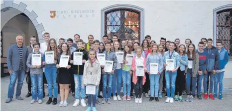  ?? FOTO: URSULA KLIEBHAN ?? Die geehrten Musiker, Sportler und Schüler vor dem Rathaus.