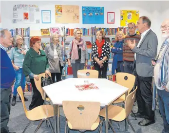  ?? FOTO: WILLI BAUR ?? Ehemalige Schülerinn­en und Schüler des Abitur-Jahrganges 1968 beim Besuch des Lessing-Gymnasiums. Schulleite­r Martin Bader (Zweiter von rechts) führte die Gruppe durch ein reichlich veränderte­s Haus.