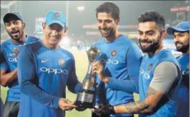  ?? BCCI PICS ?? ▪ Ashish Nehra receives a trophy from Virat Kohli and MS Dhoni during the felicitati­on at the Ferozeshah Kotla on Wednesday.