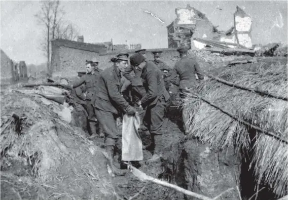  ??  ?? Soldiers from London Rifle Brigade, filling sandbags at Le Gheer at Christmas 1914