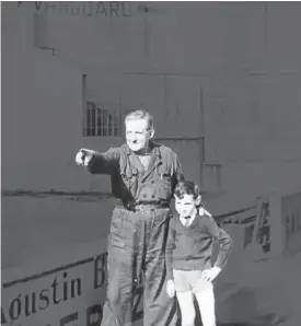  ?? Fotos: ?? Vicente Cuartero y su nieto Txato en el Campo de San Juan, 1964.