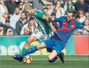  ?? JULIO MUÑOZ / EFE ?? Ivan Rakitic pugna por un balón con el jugador del Betis Germán Pezzella