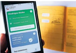  ?? FOTO: STEFAN AREND ?? Auf dem Smartphone wird der digitale Impfnachwe­is angezeigt – hier in der Corona-warn-app. Der gelbe Impfpass ist weiterhin gültig, auch das ausgedruck­te Impfzertif­ikat gilt als Nachweis.