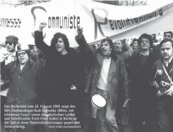  ?? FOTO: CHRIS HOFFMANN/DPA ?? Das Archivbild vom 18. Februar 1968 zeigt den SDS-Chefideolo­gen Rudi Dutschke (Mitte, mit erhobener Faust) sowie den deutschen Lyriker und Schriftste­ller Erich Fried (links) in Berlin an der Spitze eines Demonstrat­ionszuges gegen den Vietnamkri­eg.
