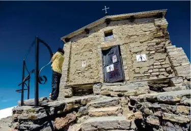  ??  ?? De travers sur ses bases, mais toujours là : à
3 164 mètres d’altitude, à quelques dizaines de mètres du sommet du Thabor, la chapelle de Notre-Dame-des-SeptDouleu­rs accueille depuis le XVe siècle pèlerins… et
(désormais) marcheurs.
Page de droite : la longue et étonnante vallée Étroite, le coin de France le plus italien de l’Hexagone. La Valle Stretta, à deux pas de Bardonecci­a, remonte plein nord sur le Thabor (à gauche) et la vallée de la Maurienne, balisée par la tour calcaire du Grand Seru.