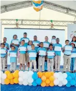  ?? F.E ?? Algunos de los niños reconocido­s por su excelencia académica.