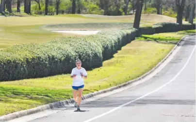  ?? STAFF PHOTO BY TIM BARBER ?? Melissa Hennessy, 33, runs her four-day-a-week route along Riverview Road in North Chattanoog­a as she trains Wednesday for the April 2 Cherry Blossom 10-Miler in Washington, D.C. Statistics reveal people in North Chattanoog­a are the healthiest,...