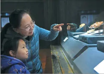  ?? WAN XIANG / XINHUA ?? Visitors enjoy exquisite jewelry at Jiangxi Provincial Museum in Nanchang, Jiangxi province, on Sunday. The exhibition features 128 sets of jewelry that belonged to the consorts of princes during the Ming Dynasty (1368-1644).