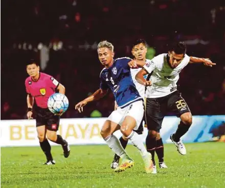  ??  ?? JDT captain Safiq Rahim (second from left) wants to realise his dream of playing in the AFC Champions League before he hangs up his boots.