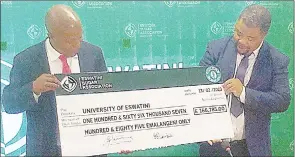  ?? (Pics: Mthunzi Mdluli) ?? Banele Nyamane, Eswatini Sugar Associatio­n Chief Executive Officer (L) presenting a replica cheque to University of Eswatini Vice Chancellor Professor Justice Thwala during the ESA-University of Eswatini Grant Award presentati­on.