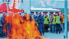  ?? Foto: Jens Büttner, dpa ?? Beim „Küstenakti­onstag“vor der MV Werft in Wismar haben Schiffbaue­r diese Wo che für die Forderunge­n der IG Metall demonstrie­rt.