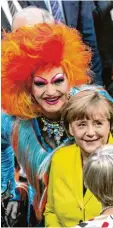  ?? Fotos: Ralf Lienert ?? Ganz nah dran an der Kanzlerin: Drag queen Olivia Jones.