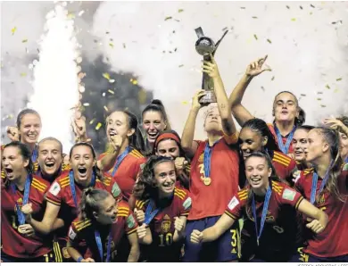  ?? JEFFREY ARGUEDAS / EFE ?? Las jugadoras de la selección española sub 20 levantan el trofeo de campeonas del mundo.