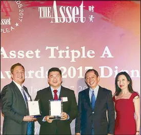 ??  ?? The Udenna Group bagged the Best M&A Deal Award in The Asset Triple A Country Awards 2017. Founder and chairman Dennis Uy, along with Udenna director for special projects Raymundo Martin Escalona, Evercore Asia chairman Stephen CuUnjieng and Evercore...