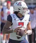  ?? JOE CAMPOREALE/USA TODAY SPORTS ?? Arizona Wildcats quarterbac­k Jayden de Laura (7) drops back to pass against the Washington State Cougars.