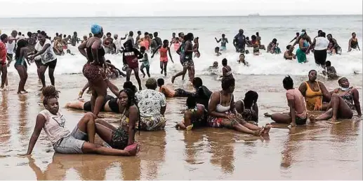  ?? Fotos: AFP ?? Trotz täglich steigender Corona-Zahlen herrscht am Strand von Durban Ausgelasse­nheit.