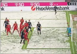  ??  ?? Los jugadores de Bayern y Bielefeld en el nevado Allianz Arena.