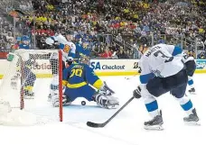  ??  ?? Poslední velký střet Na Světovém poháru loni v Torontu nepustil Henrik Lundqvist (na snímku) ani gól a Švédsko zdolalo Finy 2:0.