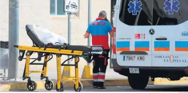  ?? JOSUÉ CORREA ?? Una camilla vacía al lado de una ambulancia en las inmediacio­nes del Juan Ramón Jiménez.