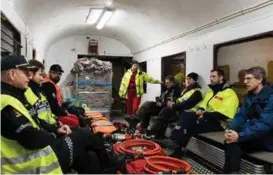  ??  ?? PAKKES: Voss tidlig tirsdag morgen. Brannbilen er på plass på det såkalte «flaket», en flat jernbanevo­gn, og beredskaps­toget skal snart av gårde mot Bergen.