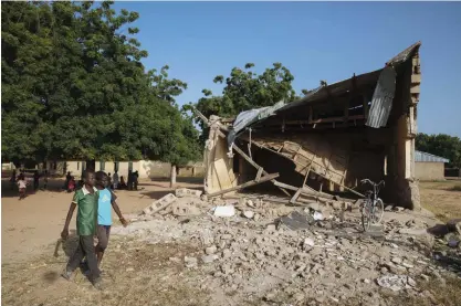  ?? FOTO: TT/PLAN INTERNATIO­NAL/HARTMUT SCHWARZBAC­H ?? En förstörd skola i delstaten Adamawa, söder om delstaten Borno. För flyktingar­na som börjar återvända till sina hem i Nigeria väntar stora utmaningar, varnar hjälporgan­isationer.