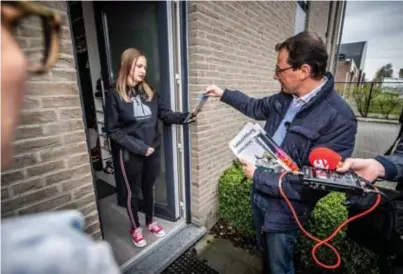  ?? FOTO RAYMOND LEMMENS ?? Jana Storms mag voor het eerst gaan stemmen op 14 oktober en hoopt dat het zwerfvuil wordt aangepakt.