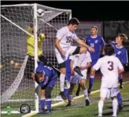  ?? PETE BANNAN — DIGITAL FIRST MEDIA ?? Elizabetht­own goalie Austin Denlinger keeps the ball out of the net from a header by Henderson’s Jared Matthias (24) in the second half Tuesday.