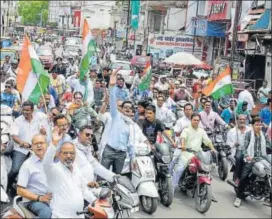  ?? PTI ?? Congress workers protest in Jabalpur on Wednesday as part of the Madhya Pradesh bandh called over the killing of six farmers in Mandsaur police firing incident.