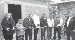  ??  ?? LA ENTREGA de la casa es en el marco del programa “Vivienda Digna”, con recursos del FISMDF.