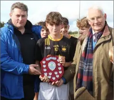  ??  ?? Charlie Purcell, the Adamstown captain, with David Tobin (Coiste na nOg Secretary) and Brendan Furlong (People Newspapers).