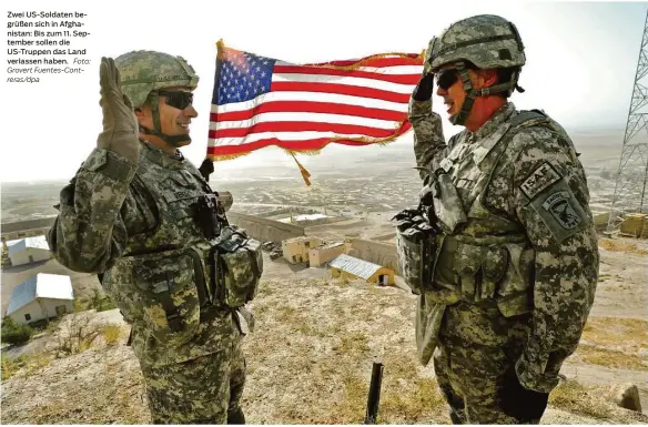  ?? Foto: Grovert Fuentes-contreras/dpa ?? Zwei Us-soldaten begrüßen sich in Afghanista­n: Bis zum 11. September sollen die Us-truppen das Land verlassen haben.