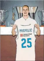  ?? FOTOS: AGENCIAS ?? Daniel Hackett (derecha), fichado por el CSKA, o Klemen Prepelic (arriba), que se incorpora al Madrid, son dos ejemplos de los muchos refuerzos de perfil medio de los ‘grandes’. Lauverge y Singleton (abajo), los únicos que han logrado contratos de crack