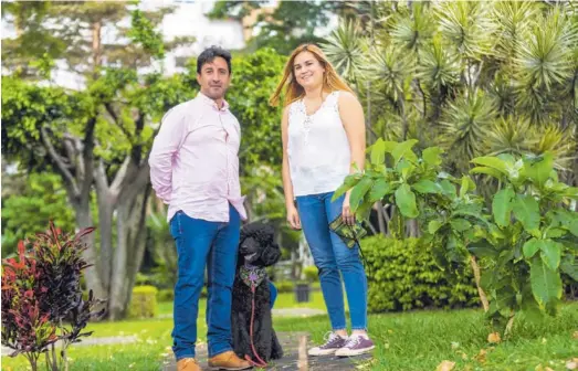  ?? CORDERO JOSE ?? El psicólogo y entrenador canino Alejandro Del Valle y Larissa Granados lideran el proceso de adiestrami­ento de Milo, un poodle de seis meses.