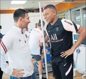  ??  ?? Messi y Mbappé se saludan en el vestuario del PSG.