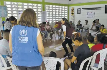  ?? Archivo ?? Personal de la Acnur durante una charla de integració­n con migrantes.