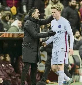  ?? FOTO: PERE PUNTÍ ?? Frenkie de Jong y Xavi, durante el partido ante el Galatasara­y en Turquía