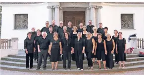  ?? CHIVFOTO CK
AR- ?? Chor Cantate Krefeld bei einer Konzertrei­se vor der Christuski­rche Donaueschi­ngen, mit Leiter Christoph Scholz (hinten, 5.v.l.) und Regionalka­ntor Andreas Cavelius (daneben).