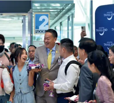  ?? ?? Thai Prime Minister Srettha Thavisin (fourth left, front row) welcomes Chinese tourists at Suvarnabhu­mi Airport in Bangkok, Thailand, on September 25, 2023