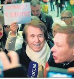  ?? RTVE ?? Raphael en una reciente visita a Rusia, respaldado por medios y fans.