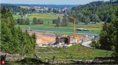  ??  ?? Blick vom Streitheim­er Forst Richtung Welden. Die neue Straße wird durch die gerodete Schneise verlaufen. Gerade entsteht die Unterführu­ng für den Weldenbahn­radweg.