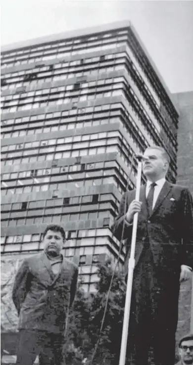  ??  ?? El rector izó la bandera a media asta en Ciudad Universita­ria después del ataque contra la preparator­ia de San Ildefonso que puso en juego el destino democrátic­o de México.