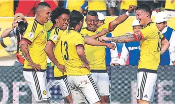  ??  ?? Los colombiano­s, felices por ganar con contundenc­ia ante los ecuatorian­os.