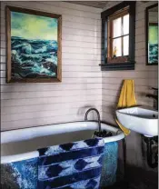  ?? ?? Whether you live by the water or simply want to evoke that look, designer Ingrid Weir recommends using images of the sea, as in this Bailey Island, Maine, home.