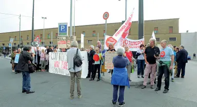  ??  ?? I sostenitor­i del «no aeroporto» in piazza Adua con bandiere, pentole e coperchi durante l’incontro dei pro-pista