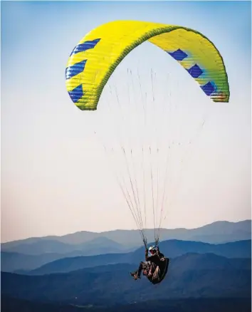  ?? PHOTO CONTRIBUTE­D BY STEVE CALLARIK ?? After launching off Bell Mountain in Hiawassee, Georgia, Melissa Hickson soars over the foothills of the Appalachia­n Mountains.