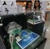  ?? GUSLAN GUMILANG/JAWA POS ?? SENTUHAN TRADISIONA­L: Maket desain plunge pool yang dinamai Satunggal. Desain tersebut terinspira­si dari candi-candi di situs bersejarah Trowulan.