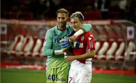  ?? (Photo J.-F. Ottonello) ?? Benjamin Lecomte et Aleksandr Golovin heureux, une image que l’ASM aimerait revoir ce soir contre Brest.