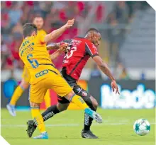  ?? ?? Las jugadas entre Zorros y Tigres fueron intensas, con el verdadero sabor de la Liguilla del futbol mexicano.