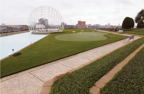  ?? Gary Coronado photos / Houston Chronicle ?? A putting green and garden space on the roof of the building’s parking garage are a benefit of HOK’s new offices in the Phoenix Tower.