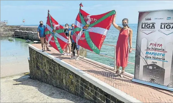  ?? FOTO: EUSKO LABEL LIGA ?? Presentaci­ón de la Bandera de Zarautz en la que se dejó claro que los aficionado­s no podrán acudir al paseo que conecta con Getaria por motivos de seguridad y sanitarios